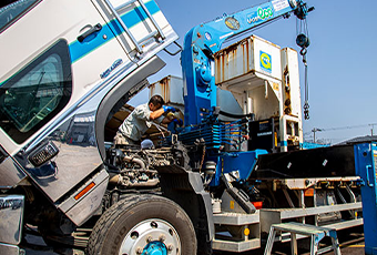 トラック運転前の日常点検