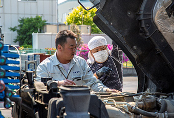 トラック運転前の日常点検