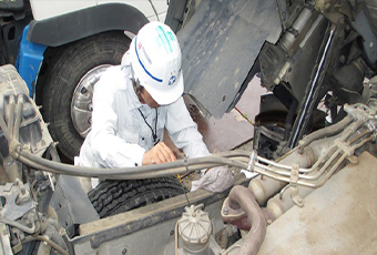 トラック運転前の日常点検