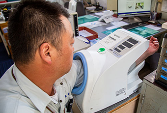 乗務前点呼時にアルコールチェック、血圧計、体温計