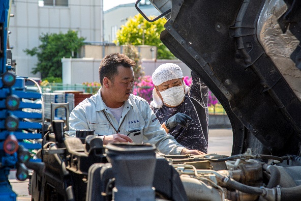 トラック運転前の日常点検